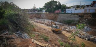 Maquinaria trabajando en la canalización del barranco de l'Horteta en Torrent