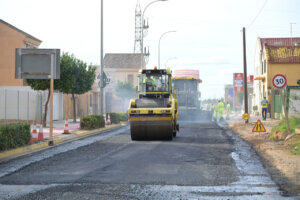 Maquinaria trabajando en la carretera de Santa Anna en Paiporta