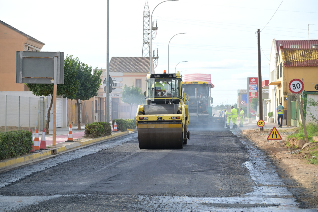 Maquinaria trabajando en la carretera de Santa Anna en Paiporta