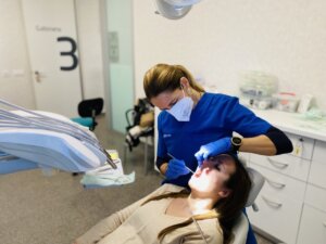 Dentista realizando un tratamiento de oclusión dental en paciente