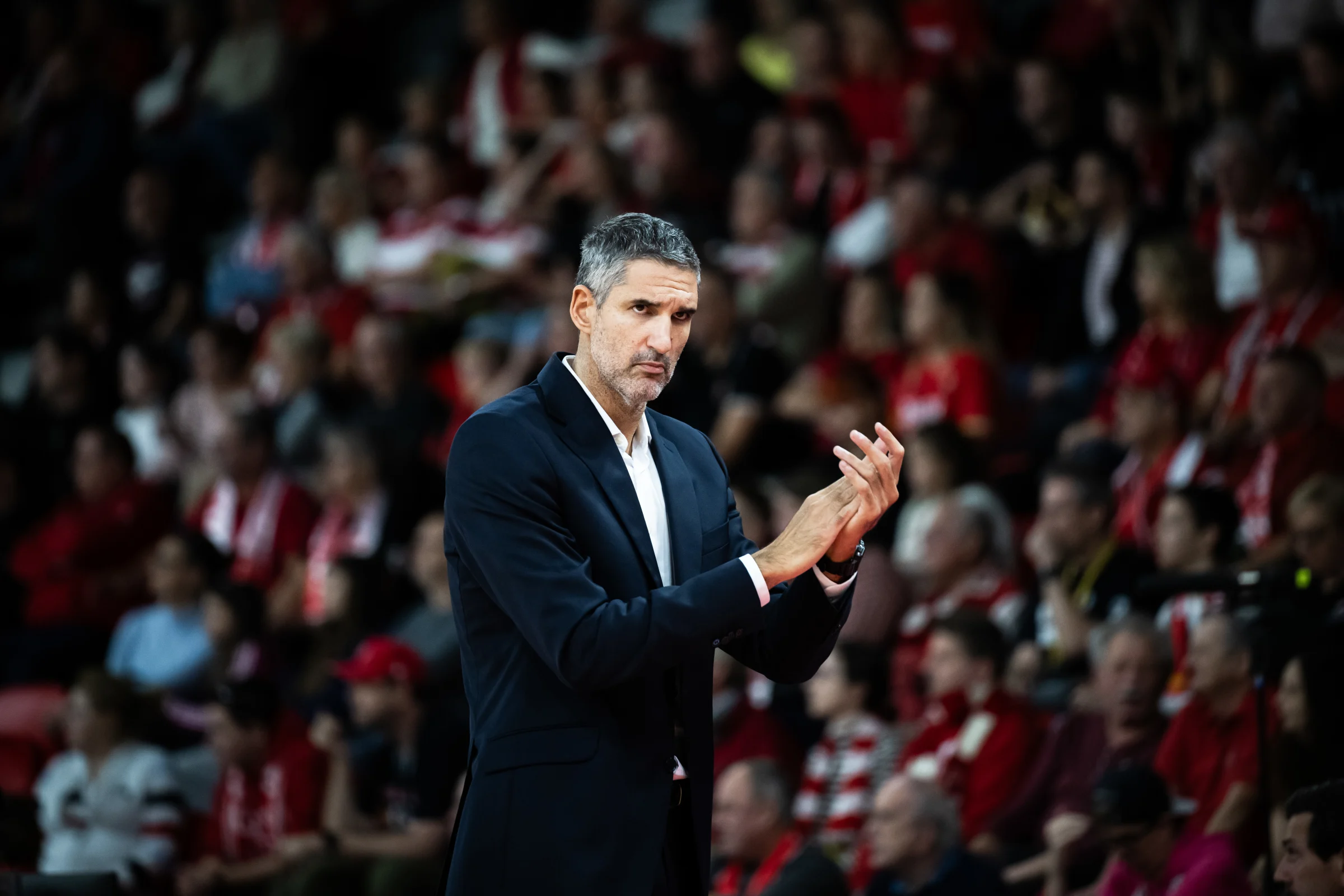 Entrenador del Valencia Basket aplaudiendo durante un partido de baloncesto