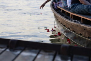 Ofrenda floral en l'Albufera durante un homenaje en Catarroja