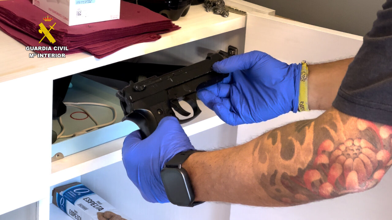 Operativo de la Guardia Civil con un arma en Alfafar Operativo de la Guardia Civil con un arma en Alfafar