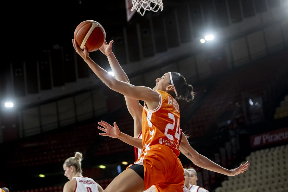 Jugadora del Valencia Basket lanzando a canasta durante el partido contra Olympiacos.