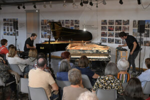 Acto homenaje en Paiporta con piano dañado y músicos