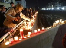 Paiporta honra a las víctimas de la DANA con un homenaje emotivo de velas y una cadena humana Personas encendiendo velas en homenaje a las víctimas de la DANA en Paiporta.