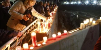Paiporta honra a las víctimas de la DANA con un homenaje emotivo de velas y una cadena humana Personas encendiendo velas en homenaje a las víctimas de la DANA en Paiporta.
