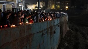 Personas encendiendo velas en un homenaje por las víctimas de la DANA en Paiporta