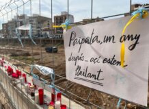 Cartel en la valla de Paiporta un año después de la DANA
