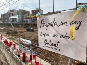 Cartel en la valla de Paiporta un año después de la DANA