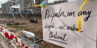 Cartel en la valla de Paiporta un año después de la DANA