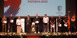 Ceremonia de entrega de diplomas en Paterna por solidaridad tras la Dana.