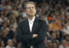 Pedro Martínez: “Hemos hecho un muy buen partido en ataque, pero en defensa nos ha costado más” Pedro Martínez analizando el partido del Valencia Basket con expresión pensativa.