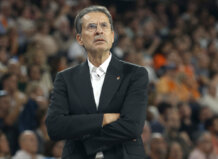 Pedro Martínez: “Hemos hecho un muy buen partido en ataque, pero en defensa nos ha costado más” Pedro Martínez analizando el partido del Valencia Basket con expresión pensativa.