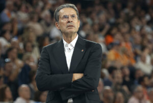 Pedro Martínez analizando el partido del Valencia Basket con expresión pensativa.