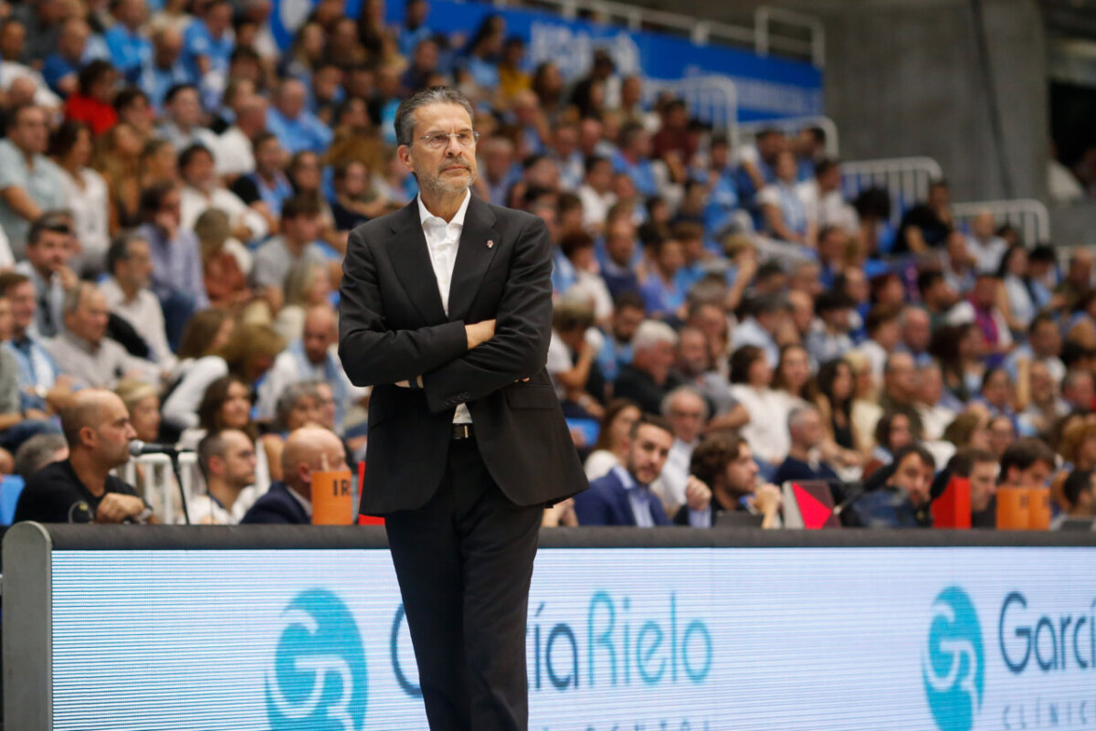 Pedro Martínez durante un partido de baloncesto con afición al fondo