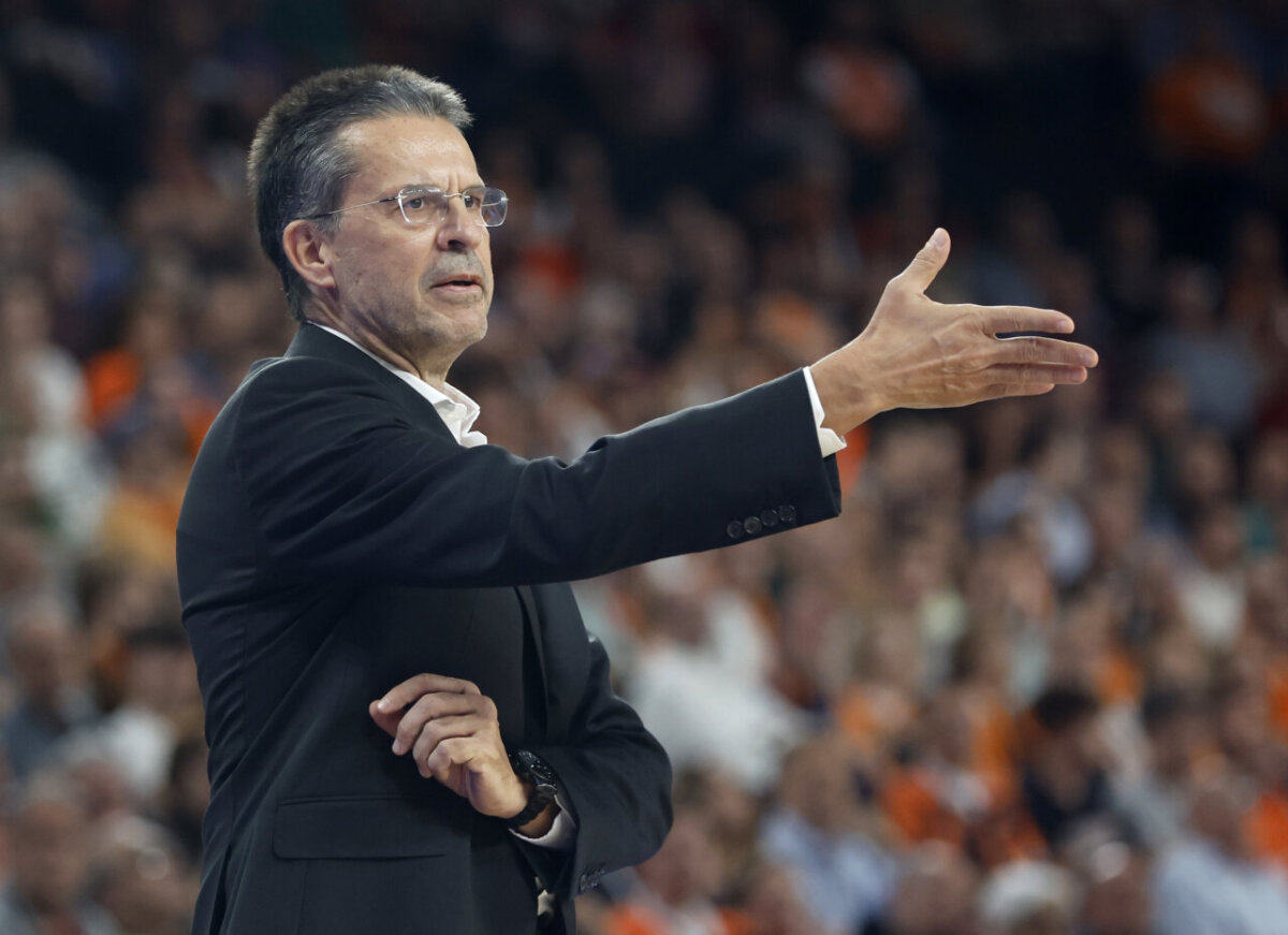 Entrenador Pedro Martínez dirigiendo al Valencia Basket durante un partido