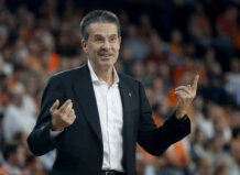 Pedro Martínez hablando sobre el partido de Valencia Basket contra Dubai Basketball