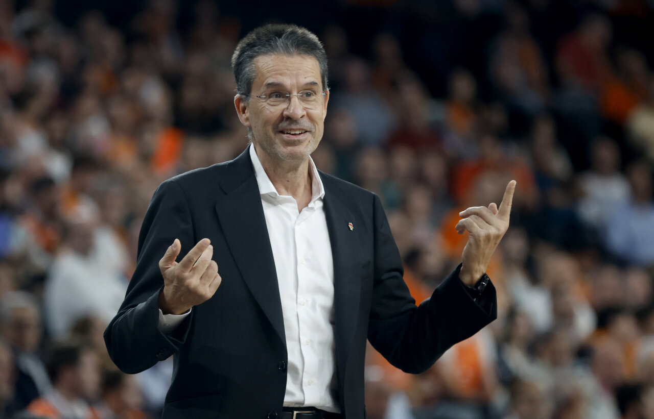 Pedro Martínez hablando sobre el partido de Valencia Basket contra Dubai Basketball