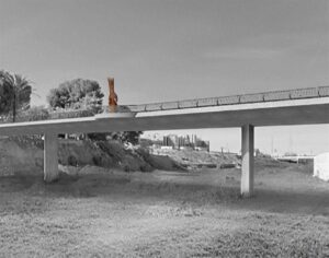 Escultura de dos manos unidas en el Pont de la Memòria en Picanya