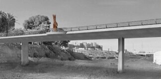 Escultura de dos manos unidas en el Pont de la Memòria en Picanya