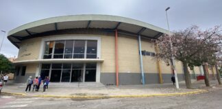 Exterior del pavelló esportiu municipal de Picanya en reparació.