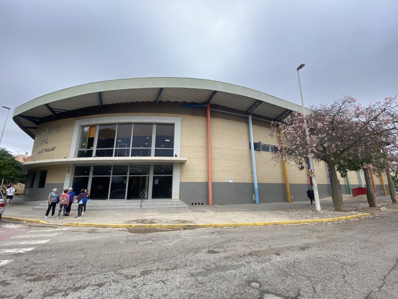 polideportivo municipal en Picanya Vista exterior del polideportivo municipal en Picanya con personas en la entrada