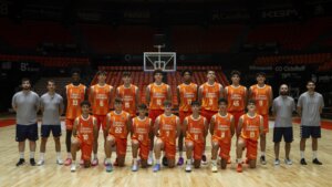 Plantilla del equipo U22 de Valencia Basket en la pista