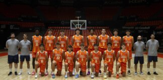 Plantilla del equipo U22 de Valencia Basket en la pista