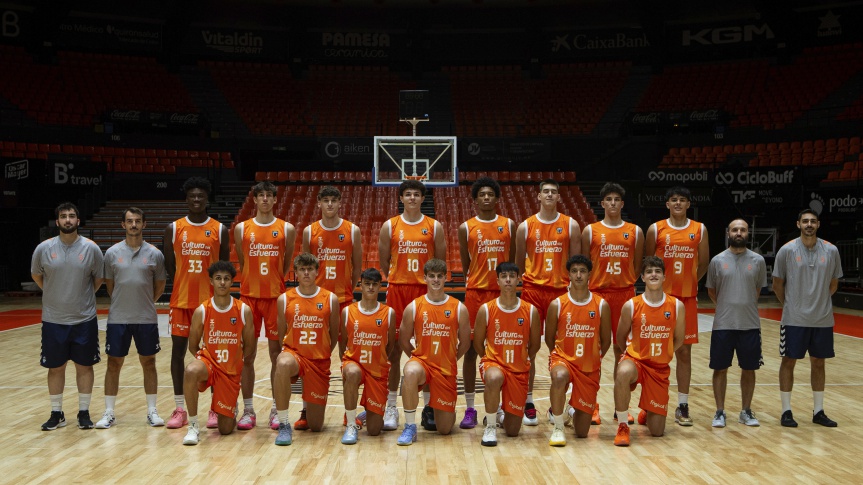 Plantilla del equipo U22 de Valencia Basket en la pista