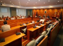 Torrent aprueba por unanimidad más de 2 millones en 5 nuevas inversiones para acelerar la reconstrucción tras la DANA Reunión del pleno del Ayuntamiento de Torrent con concejales y público presente.
