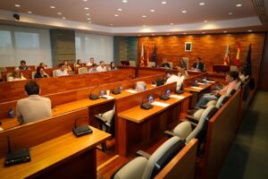 Reunión del pleno del Ayuntamiento de Torrent con concejales y público presente.