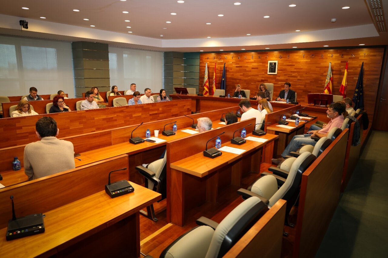 Reunión del pleno del Ayuntamiento de Torrent con concejales y público presente.