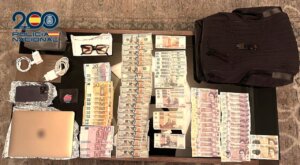 Mesa con dinero en efectivo y objetos personales de un robo