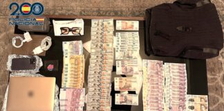 Mesa con dinero en efectivo y objetos personales de un robo