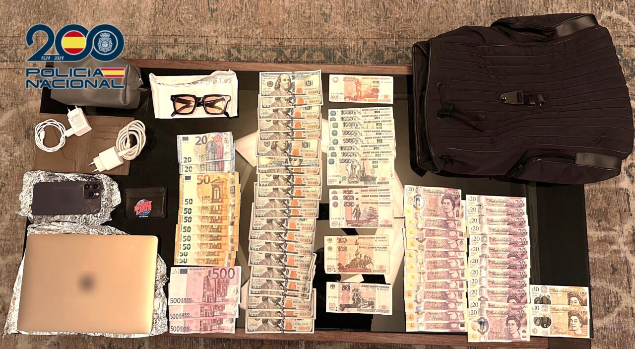 Mesa con dinero en efectivo y objetos personales de un robo