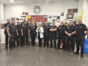Grupo de policías locales en Paiporta durante la entrega de un premio