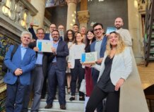 Vithas consolida su posición de liderazgo en calidad asistencial y eficiencia en los Best Spanish Hospitals Awards Grupo de profesionales de Vithas celebrando premios BSH en un evento
