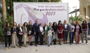 Entrega de premios a mujeres destacadas en l'Horta por su liderazgo y compromiso comunitario.