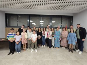 Grupo de personas en la proclamación de la Fallera Mayor de Sedaví 2026