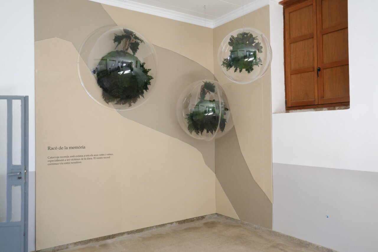 Espacio Racó de la Memòria en el cementerio de Catarroja con esferas de vegetación