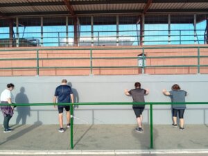 Participantes realizando ejercicios en La Pobla de Farnals