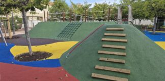 Área de juegos infantiles renovada en el Jardí Senent Ibáñez con colinas y juegos.
