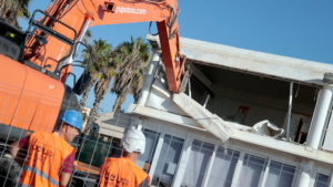 Obras de demolición en los restaurantes de la Malva-Rosa en Valencia