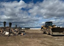 Maquinaria pesada trabajando en un vertedero de residuos