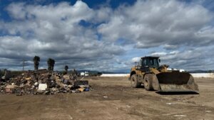 Maquinaria pesada trabajando en un vertedero de residuos