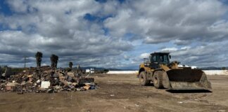 Maquinaria pesada trabajando en un vertedero de residuos