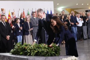 El Rey y la Reina rinden homenaje a las víctimas de la DANA en València.