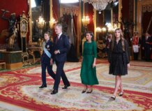 Varios alcaldes de l'Horta, en la recepción oficial de los Reyes con motivo del Día de la Fiesta Nacional Los Reyes de España y la Princesa de Asturias en el Palacio Real