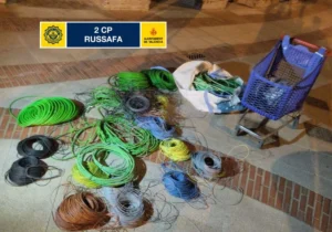 Cables de cobre robados y carro de supermercado en la calle Alicante